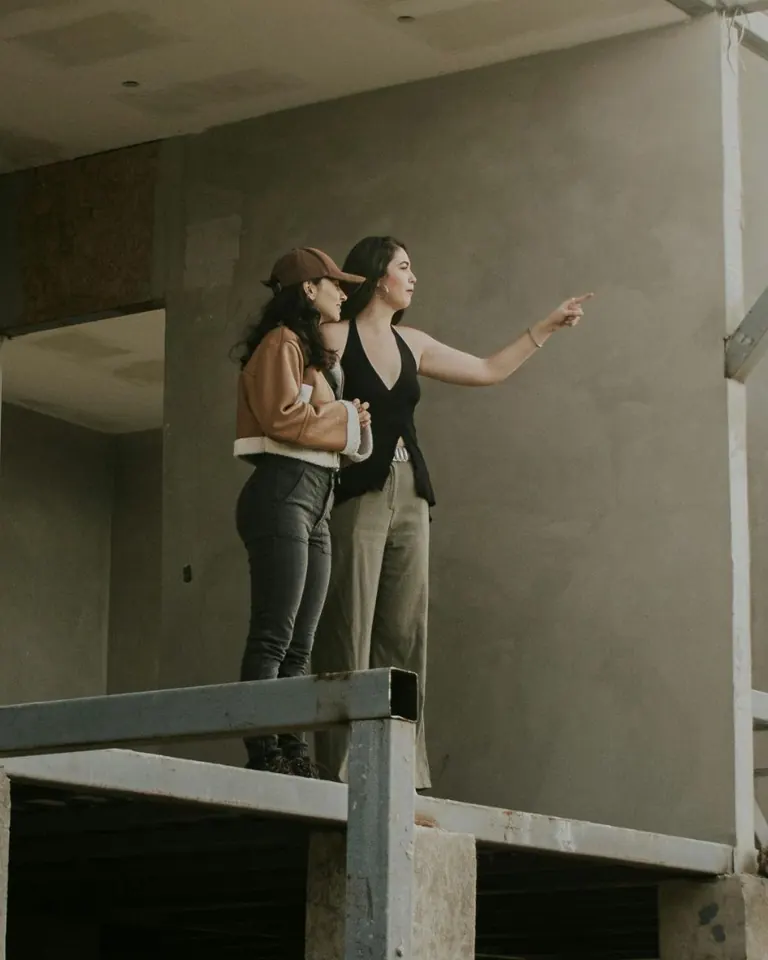 Deux personnes examinant un bâtiment en construction (photo d'illustration)